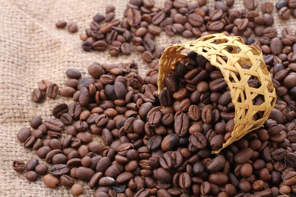 木制背景的咖啡豆 — 图库照片