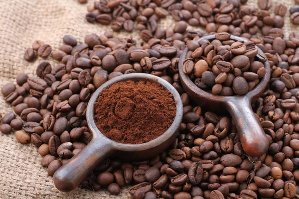 Kahverengi Arka Planda Tahta Kaşıkta Kahve Çekirdekleri — Stok fotoğraf