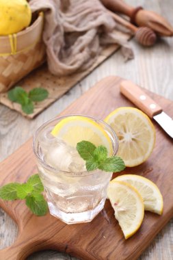 Nane yapraklı limon suyu.