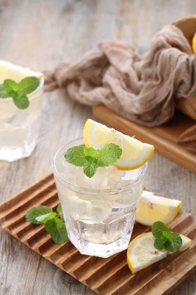 ミントの葉飾りレモン汁 — ストック写真