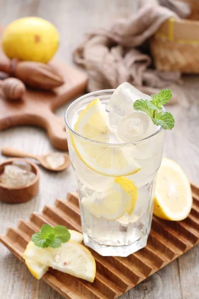 Лимонный Сок Гарниром Листьев Мяты — стоковое фото