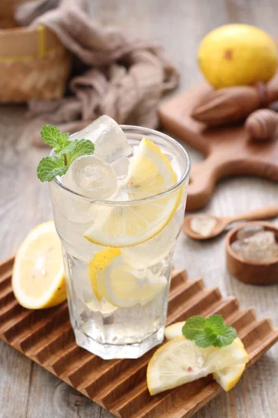 Лимонный Сок Гарниром Листьев Мяты — стоковое фото