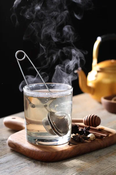 茶是一种芳香饮料 是将热水或开水倒入红茶的熟叶或新鲜叶中制成 红茶是原产于东亚的一种常绿灌木 原产于中国西南部的边疆 — 图库照片