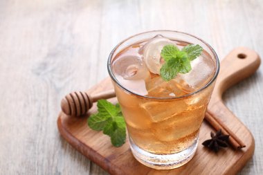 Çay, muhtemelen Çin 'in güneybatısındaki sınırlardan kaynaklanan ve Doğu Asya' ya özgü yemyeşil bir çalı olan Kamelya sinensis 'in taze yapraklarının üzerine sıcak ya da kaynar su dökülerek hazırlanan aromatik bir içecektir.