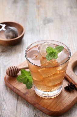Çay, muhtemelen Çin 'in güneybatısındaki sınırlardan kaynaklanan ve Doğu Asya' ya özgü yemyeşil bir çalı olan Kamelya sinensis 'in taze yapraklarının üzerine sıcak ya da kaynar su dökülerek hazırlanan aromatik bir içecektir.