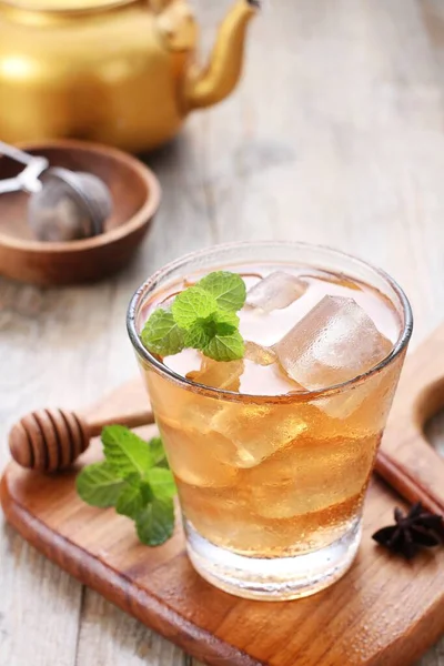 Una Bevanda Aromatica Preparata Versando Acqua Calda Bollente Foglie Curate — Foto Stock