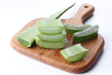 beyaz arkaplanda taze aloe