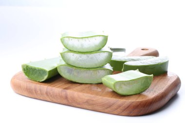 beyaz arkaplanda taze aloe
