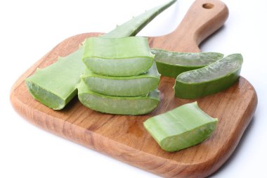 beyaz arkaplanda taze aloe
