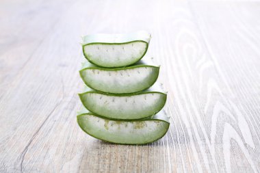 beyaz arkaplanda taze aloe
