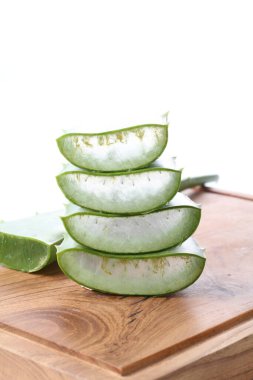 beyaz arkaplanda taze aloe