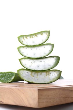 beyaz arkaplanda taze aloe