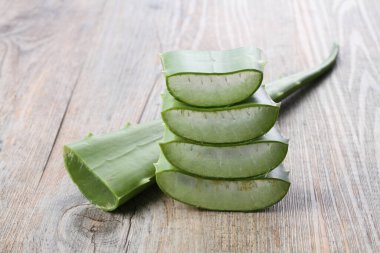 beyaz arkaplanda taze aloe