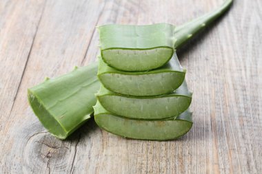 beyaz arkaplanda taze aloe