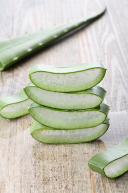 beyaz arkaplanda taze aloe