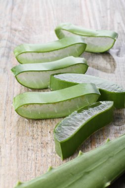 beyaz arkaplanda taze aloe