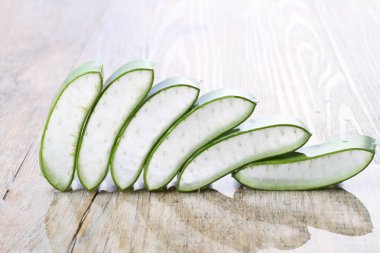 beyaz arkaplanda taze aloe