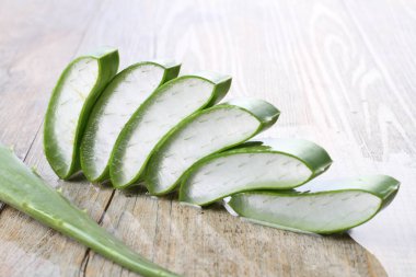 beyaz arkaplanda taze aloe