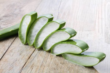 beyaz arkaplanda taze aloe