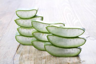 beyaz arkaplanda taze aloe