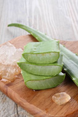 beyaz arkaplanda taze aloe
