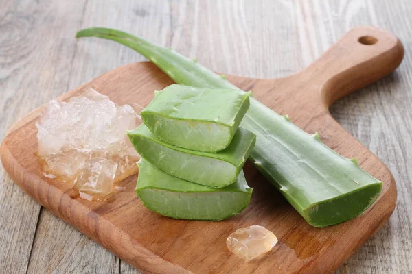 beyaz arkaplanda taze aloe