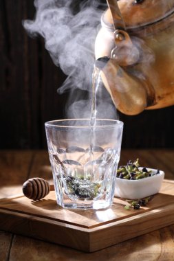 Çay, muhtemelen Çin 'in güneybatısı ve Myanmar' ın kuzeyinden gelen ve Doğu Asya 'ya özgü yemyeşil bir çalı olan Camellia Sinensis' in taze yapraklarının üzerine sıcak ya da kaynar su dökülerek hazırlanan aromatik bir içecektir.