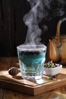 Çay, muhtemelen Çin 'in güneybatısı ve Myanmar' ın kuzeyinden gelen ve Doğu Asya 'ya özgü yemyeşil bir çalı olan Camellia Sinensis' in taze yapraklarının üzerine sıcak ya da kaynar su dökülerek hazırlanan aromatik bir içecektir.