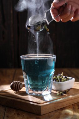 Çay, muhtemelen Çin 'in güneybatısı ve Myanmar' ın kuzeyinden gelen ve Doğu Asya 'ya özgü yemyeşil bir çalı olan Camellia Sinensis' in taze yapraklarının üzerine sıcak ya da kaynar su dökülerek hazırlanan aromatik bir içecektir.