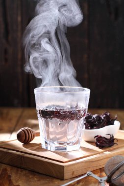 Çay, muhtemelen Çin 'in güneybatısı ve Myanmar' ın kuzeyinden gelen ve Doğu Asya 'ya özgü yemyeşil bir çalı olan Camellia Sinensis' in taze yapraklarının üzerine sıcak ya da kaynar su dökülerek hazırlanan aromatik bir içecektir.