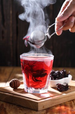 Çay, muhtemelen Çin 'in güneybatısı ve Myanmar' ın kuzeyinden gelen ve Doğu Asya 'ya özgü yemyeşil bir çalı olan Camellia Sinensis' in taze yapraklarının üzerine sıcak ya da kaynar su dökülerek hazırlanan aromatik bir içecektir.