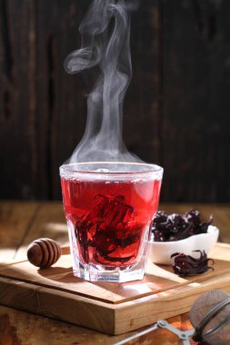 Çay, muhtemelen Çin 'in güneybatısı ve Myanmar' ın kuzeyinden gelen ve Doğu Asya 'ya özgü yemyeşil bir çalı olan Camellia Sinensis' in taze yapraklarının üzerine sıcak ya da kaynar su dökülerek hazırlanan aromatik bir içecektir.