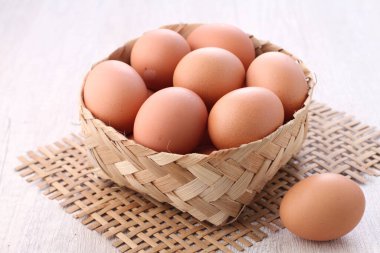  Yumurta parlak arkaplanda çiğ