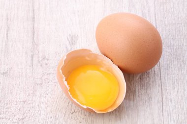  Yumurta parlak arkaplanda çiğ