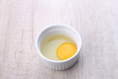 Parlak arkaplanda çiğ yumurta resimleri