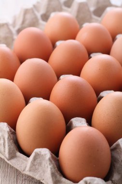 Parlak arkaplanda çiğ yumurta resimleri