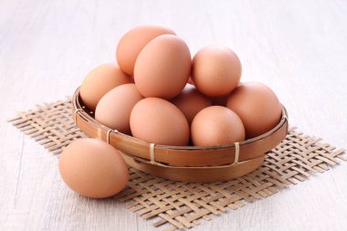 Yumurta parlak arkaplanda çiğ