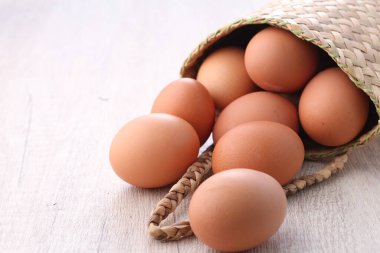 Parlak arkaplanda çiğ yumurta resimleri