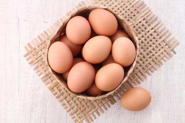 Yumurta Parlak Arkaplanda Çiğ — Stok fotoğraf