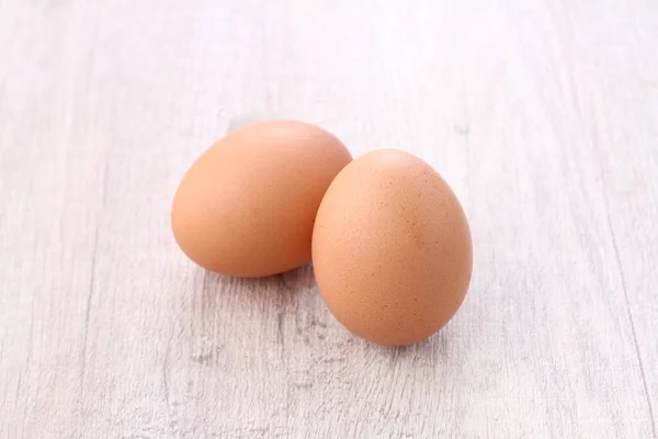 Telur Mentah Pada Latar Belakang Cerah — Stok Foto
