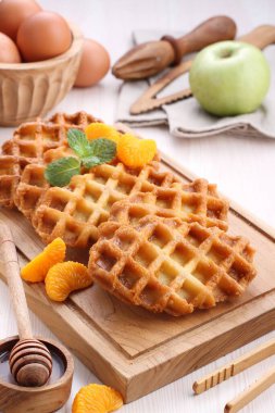 Çikolata ve ballı ev yapımı waffle.