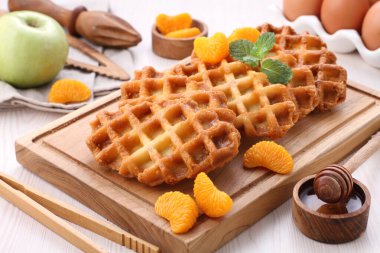 Çikolatalı waffle ve ahşap arka planda bal