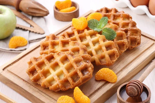 Beyaz Arka Planda Taze Meyve Böğürtlenli Waffle — Stok fotoğraf