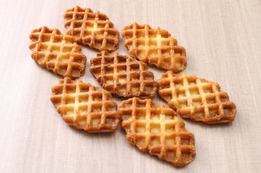 Waffle, mayalanmış hamurdan ya da iki tabak arasında pişirilen ve karakteristik bir şekil, şekil ve yüzey izi veren bir yemektir..