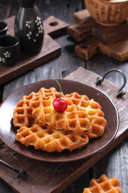 Waffle, mayalanmış hamurdan ya da iki tabak arasında pişirilen ve karakteristik bir şekil, şekil ve yüzey izi veren bir yemektir..