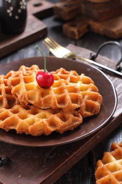 Waffle, mayalanmış hamurdan ya da iki tabak arasında pişirilen ve karakteristik bir şekil, şekil ve yüzey izi veren bir yemektir..