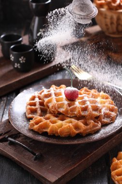 Waffle, mayalanmış hamurdan ya da iki tabak arasında pişirilen ve karakteristik bir şekil, şekil ve yüzey izi veren bir yemektir..