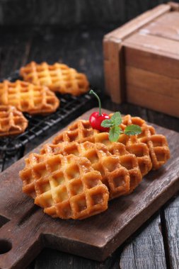 Waffle, mayalanmış hamurdan ya da iki tabak arasında pişirilen ve karakteristik bir şekil, şekil ve yüzey izi veren bir yemektir..