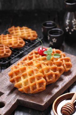 Waffle, mayalanmış hamurdan ya da iki tabak arasında pişirilen ve karakteristik bir şekil, şekil ve yüzey izi veren bir yemektir..