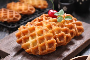 Waffle, mayalanmış hamurdan ya da iki tabak arasında pişirilen ve karakteristik bir şekil, şekil ve yüzey izi veren bir yemektir..